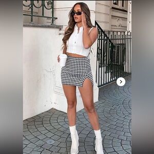 BRAND NEW HOUNDSTOOTH MINI SKIRT 
Size small
